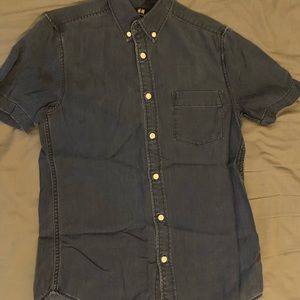 H&M slim fit short sleeve bottom down. Fits somewhere between a S and XS.